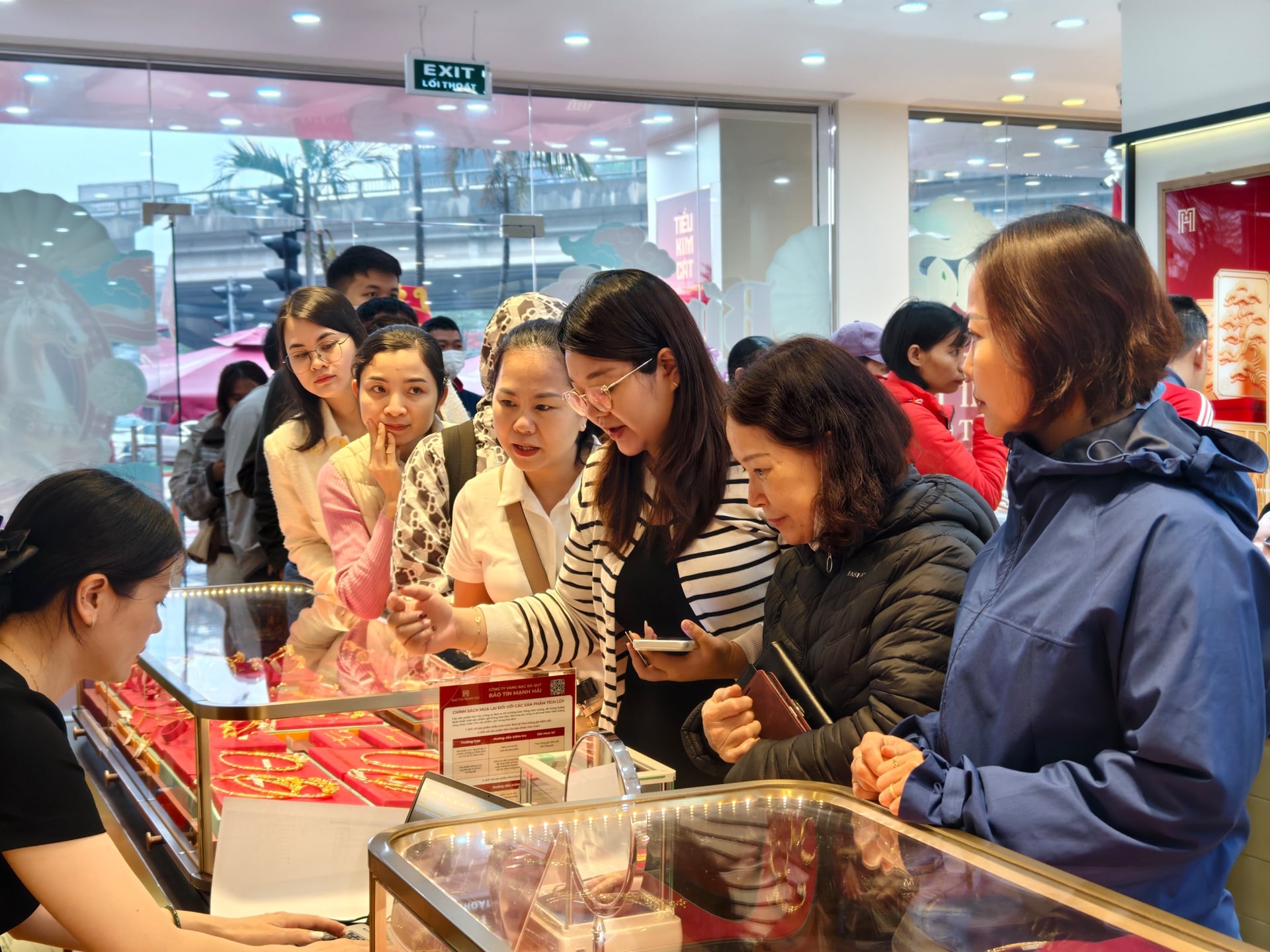 Giá vàng hôm nay 2/4: Vàng nhẫn giảm hơn 1 triệu/lượng - Ảnh 2