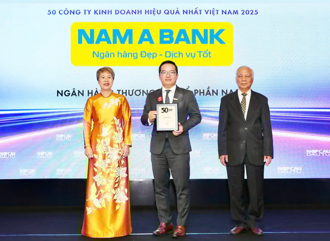 Đại diện Nam A Bank, &ocirc;ng V&otilde; Ho&agrave;ng Hải &ndash; Ph&oacute; tổng gi&aacute;m đốc nhận danh hiệu Top 50 C&ocirc;ng ty hoạt động hiệu quả nhất Việt Nam năm 2025.
