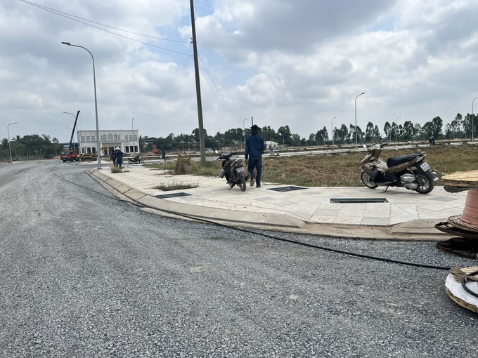 Ghi nhận thực tế của ph&oacute;ng vi&ecirc;n tại dự &aacute;n đang triển khai thi c&ocirc;ng điện v&agrave; hệ thống chiếu s&aacute;ng