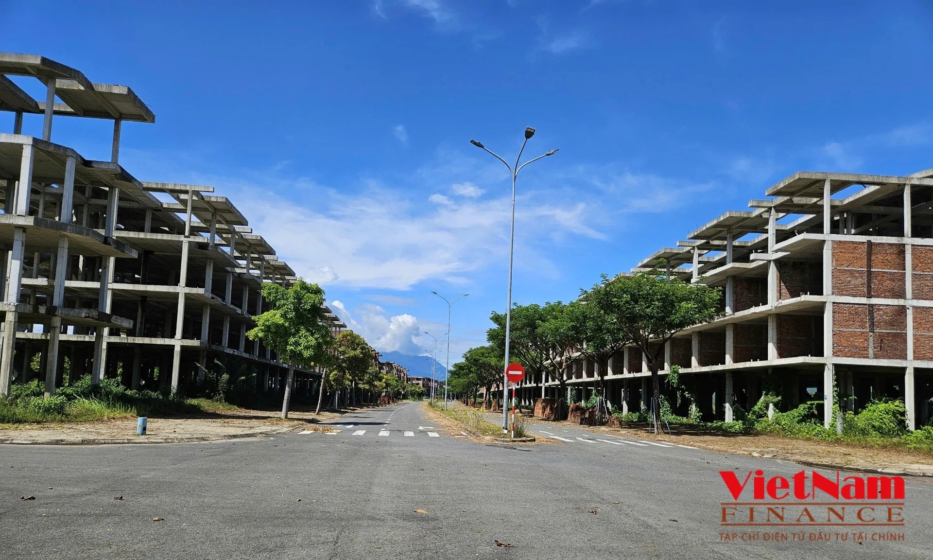 Loạt biệt thự bỏ hoang tại dự &aacute;n&nbsp;Golden Hills City.