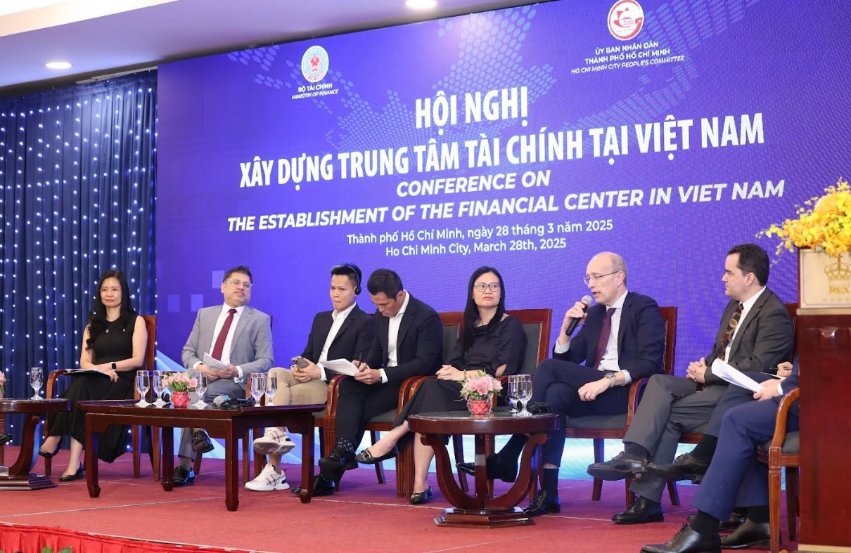 &Ocirc;ng Jens Lottner, Tổng Gi&aacute;m đốc Techcombank chia sẻ tại Hội nghị &nbsp;