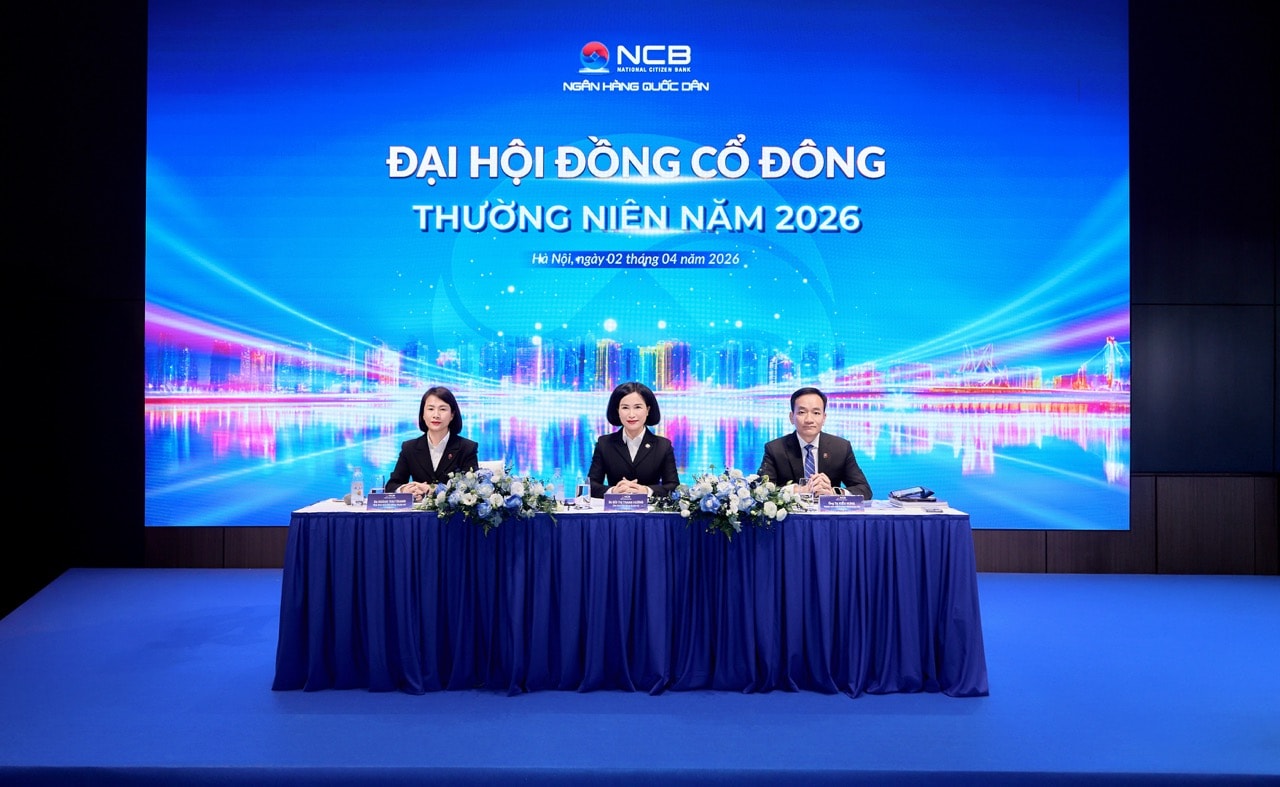 Đo&agrave;n chủ tọa trả lời cổ đ&ocirc;ng trong phi&ecirc;n thảo luận