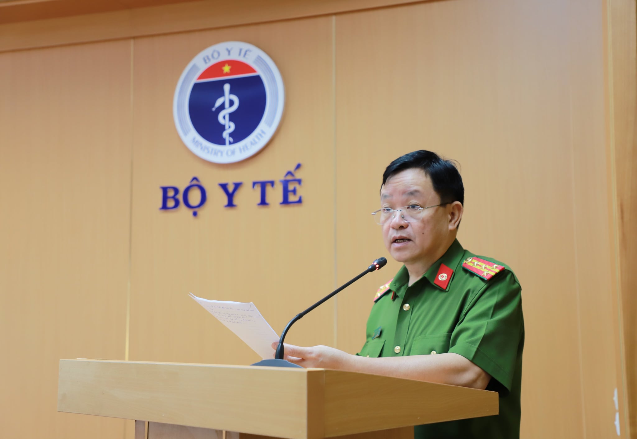 Đại t&aacute; Ph&ugrave;ng Đức Thắng th&ocirc;ng tin tại Hội nghị.