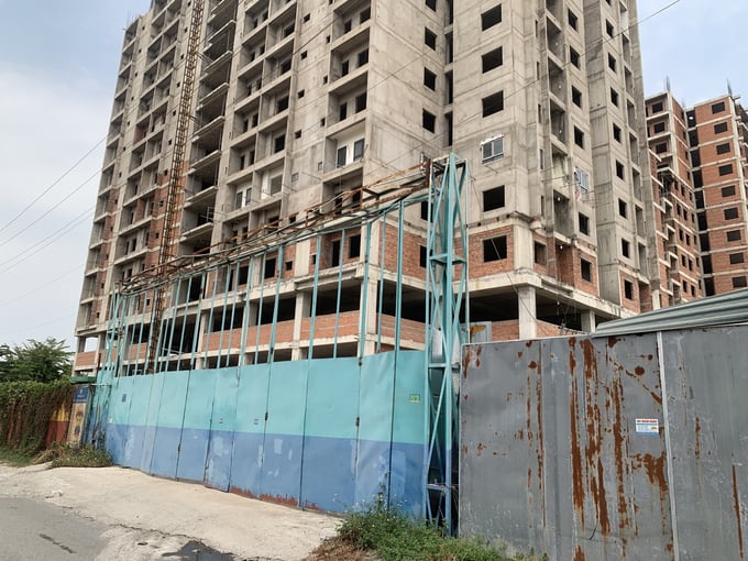 Cổng c&ocirc;ng tr&igrave;nh lu&ocirc;n ở trong t&igrave;nh trạng đ&oacute;ng k&iacute;n (Ảnh: Quang Linh)