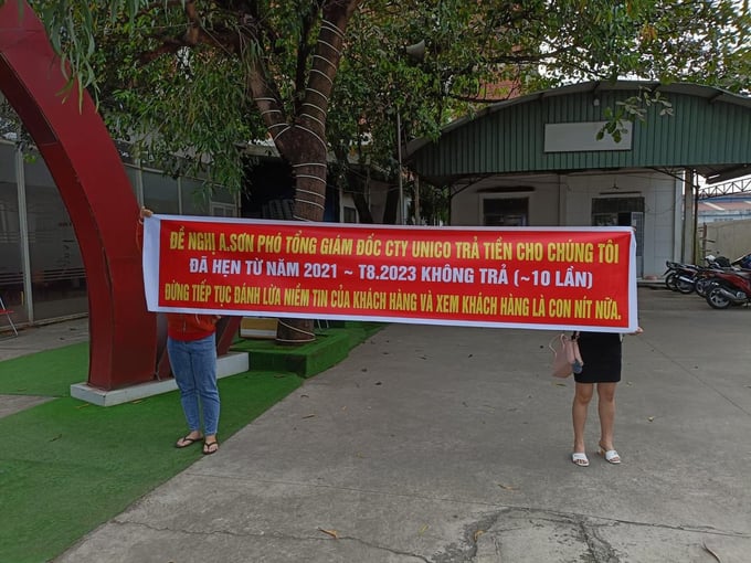 Người d&acirc;n căng băng-r&ocirc;n đ&ograve;i tiền (Ảnh bạn đọc cung cấp)