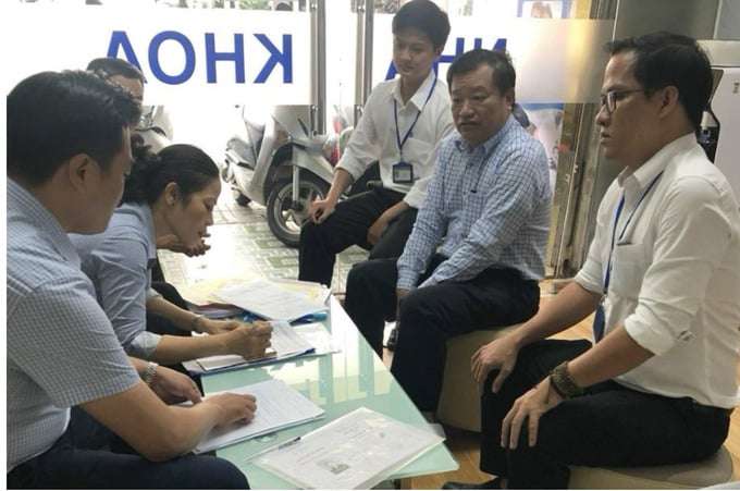 Thanh tra Sở Y tế Tp.HCM kiểm tra lần thứ hai v&agrave;o chiều ng&agrave;y 1/4, đối với Ph&ograve;ng kh&aacute;m chuy&ecirc;n khoa răng h&agrave;m mặt c&oacute; biển hiệu &ldquo;Nha khoa thẩm mỹ T&acirc;m Đức&rdquo; thuộc C&ocirc;ng ty TNHH Nha khoa Triệu Nha (ảnh Sở Y tế Tp.HCM)