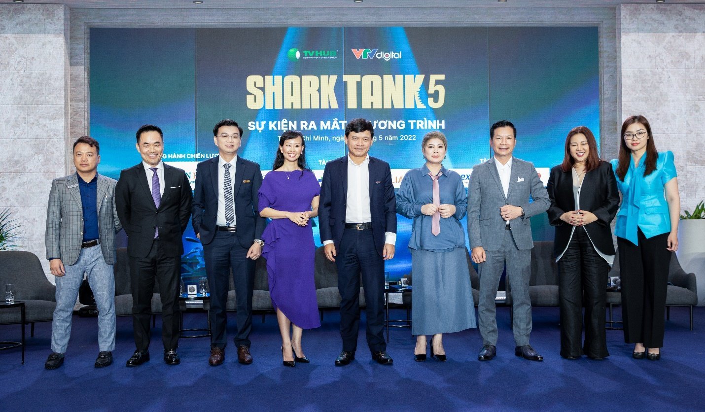 Shark L&ecirc; H&ugrave;ng Anh c&ugrave;ng c&aacute;c &ldquo;c&aacute; mập&rdquo; tại sự kiện khởi động chương tr&igrave;nh Shark Tank Việt Nam m&ugrave;a 5.