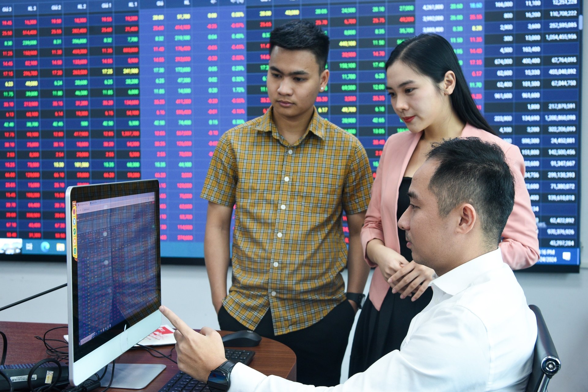 Ngay l&uacute;c n&agrave;y, nh&agrave; đầu tư phải đối diện với một b&agrave;i to&aacute;n kh&oacute;: Quản trị rủi ro trong bối cảnh kh&ocirc;ng chắc chắn v&agrave; x&aacute;c định chiến lược đầu tư ph&ugrave; hợp.