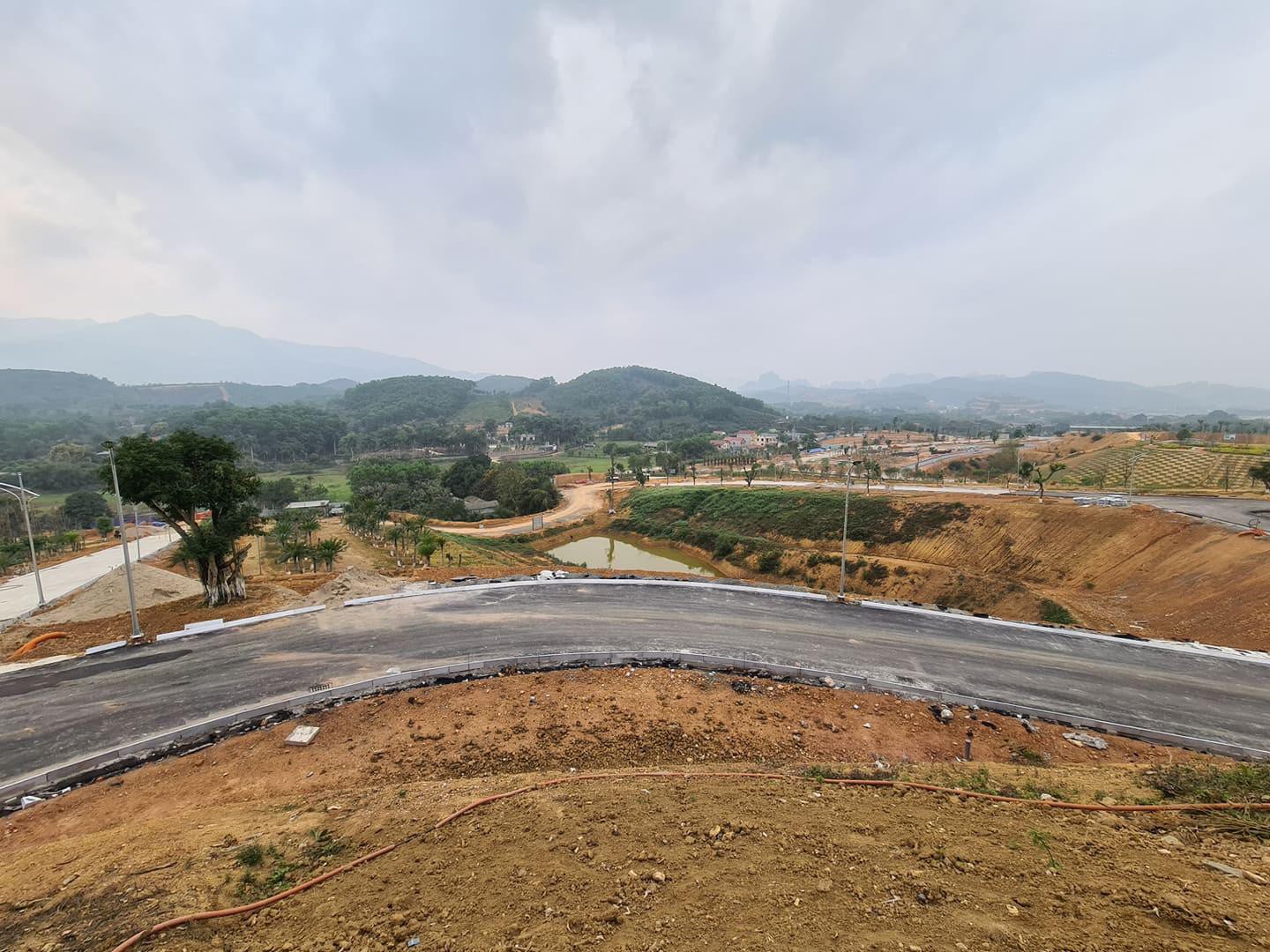 Dự &aacute;n Legacy Hill H&ograve;a B&igrave;nh được ch&agrave;o b&aacute;n rầm rộ trong khi hạ tầng c&ograve;n dở dang