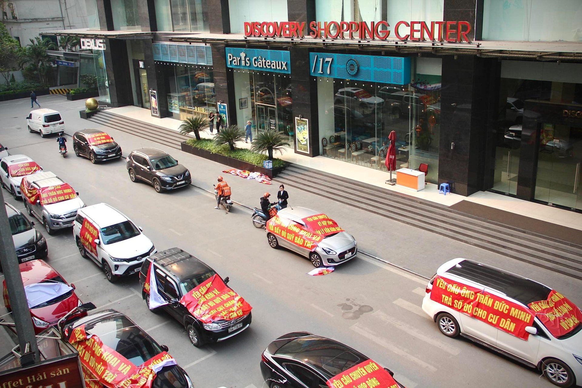 Những h&agrave;ng xe xếp d&agrave;i trước sảnh TTTM Discovery Complex Cầu Giấy v&agrave;o ng&agrave;y 4/4.