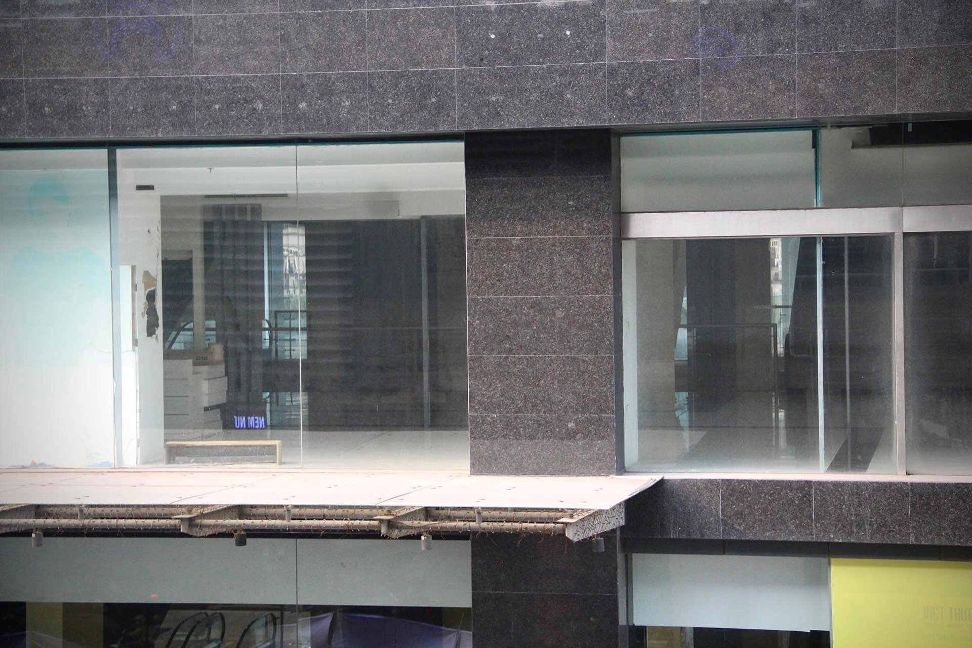 H&agrave;ng loạt l&ocirc; mặt bằng bị bỏ hoang, xuống cấp.