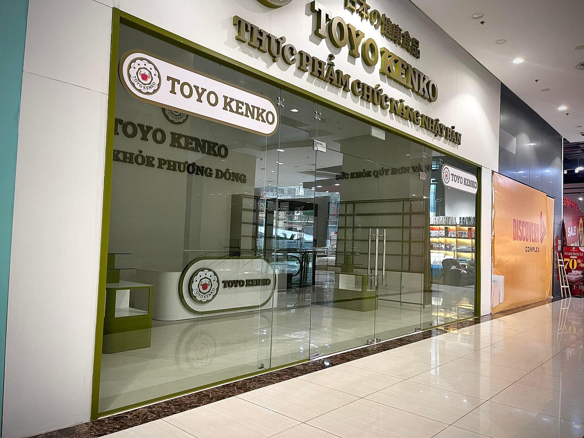 C&oacute; những cửa h&agrave;ng chưa kịp khai trương đ&atilde; phải "quay xe"