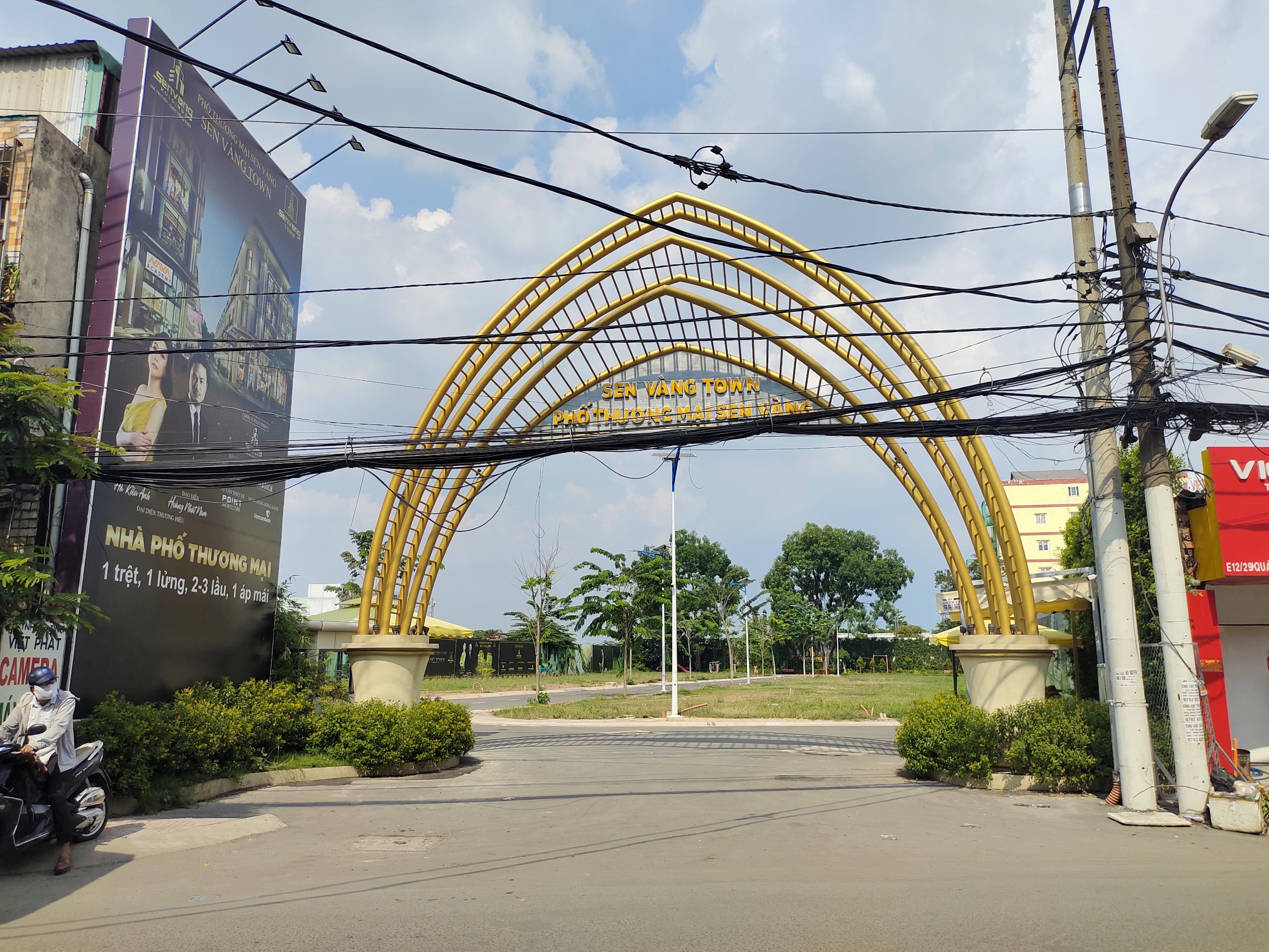 Ghi nhận thực tế của Người Đưa Tin, hiện trạng tại dự &aacute;n Sen V&agrave;ng Town v&agrave;o ng&agrave;y 28/3 chủ đầu tư vẫn chưa th&aacute;o dỡ cổng ch&agrave;o x&acirc;y dựng tr&aacute;i ph&eacute;p.