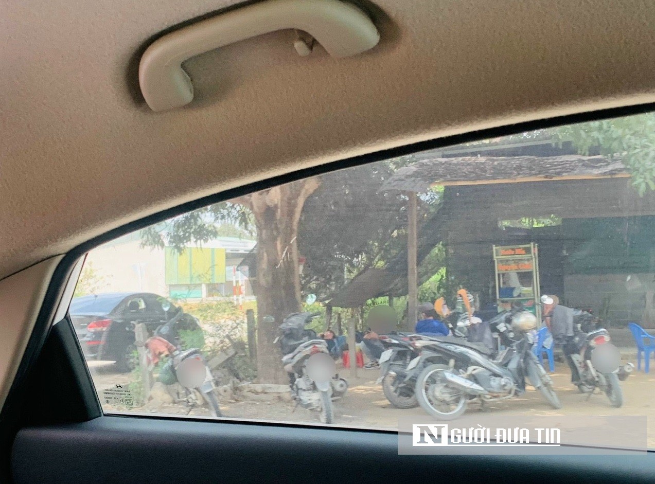 Tại c&aacute;c qu&aacute;n nước...