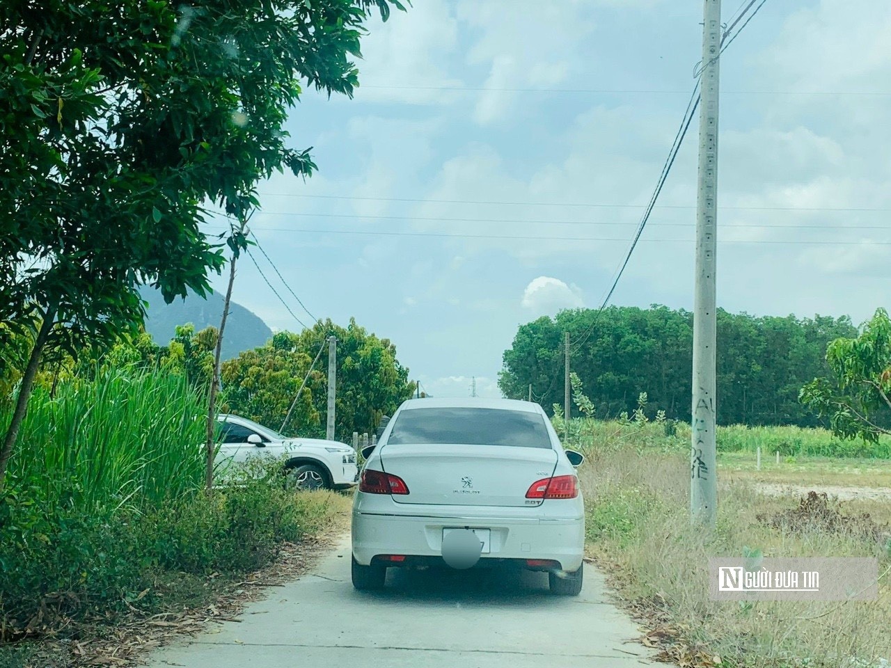 Kh&ocirc;ng chỉ đường trung t&acirc;m x&atilde;, c&aacute;c đường nh&aacute;nh cũng c&oacute; kh&aacute; nhiều xe &ocirc; t&ocirc; ra v&agrave;o.