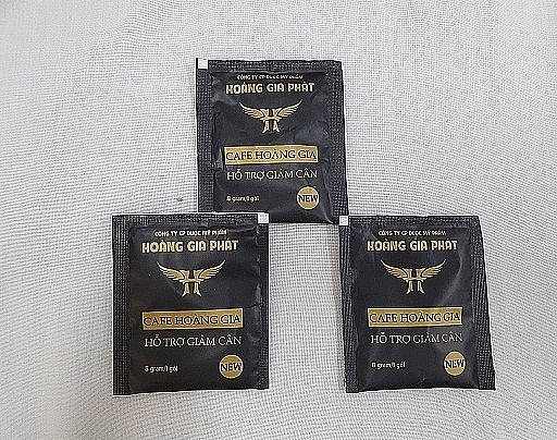 C&aacute;c g&oacute;i cafe m&agrave; chị P. đ&atilde; uống v&agrave; bị rơi v&agrave;o h&ocirc;n m&ecirc;