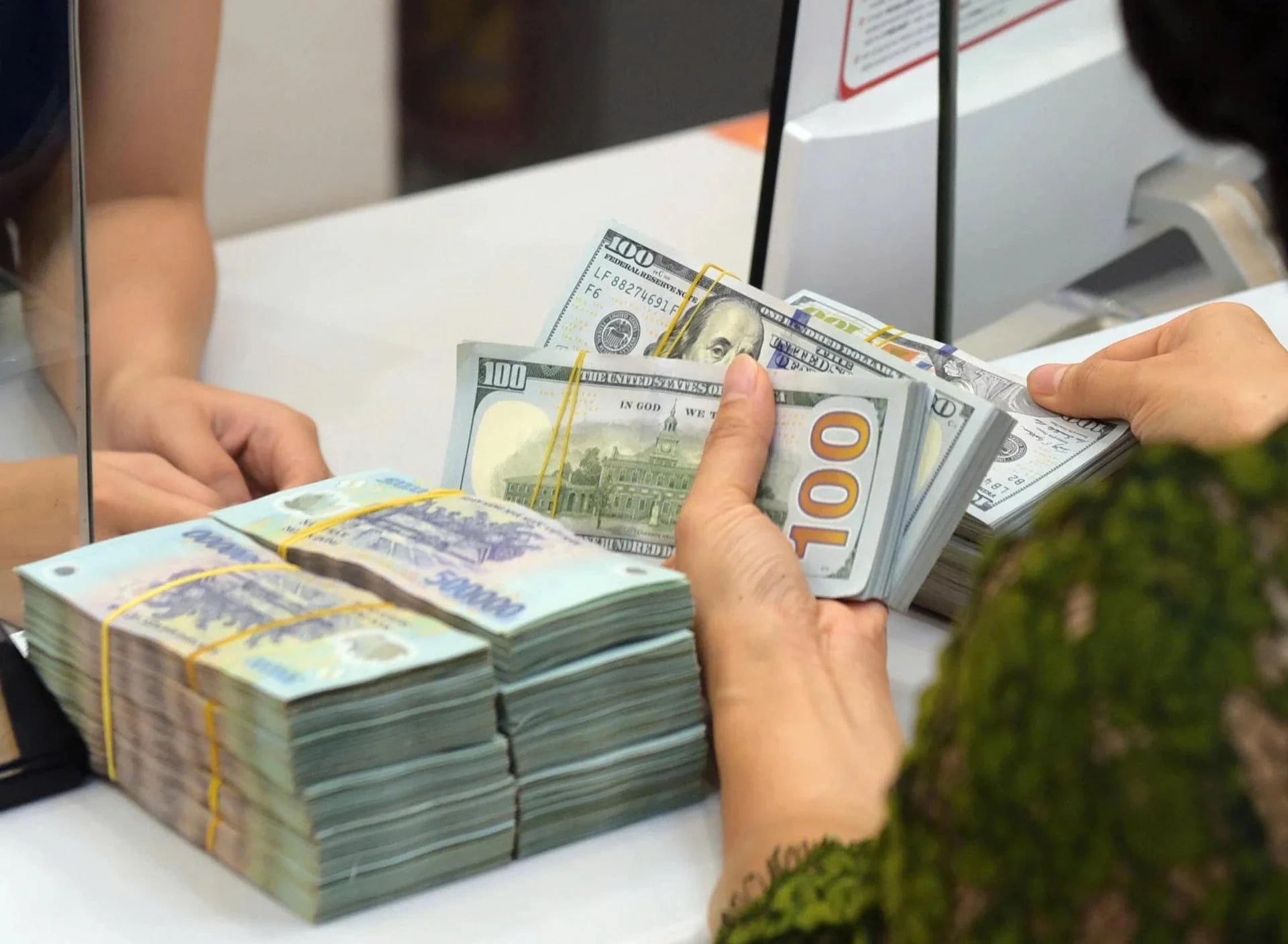 Giá USD mất đà, thị trường tự do lao dốc - Ảnh 1