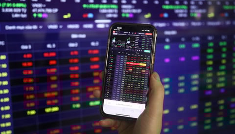 VN-Index rớt 4,76 điểm phiên đầu tuần - Ảnh 1