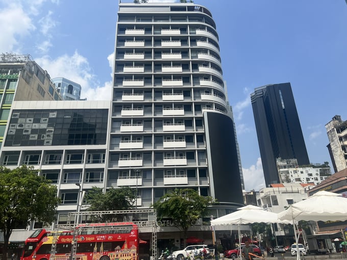 Kh&aacute;ch sạn Palace Saigon tọa lạc tại số 55 - 56 Nguyễn Huệ, Quận 1, Tp.HCM. Kh&aacute;ch sạn n&agrave;y được x&acirc;y dựng v&agrave;o năm 1968 v&agrave; n&acirc;ng cấp sửa chữa từ đầu năm 2007, với 146 ph&ograve;ng theo ti&ecirc;u chuẩn quốc tế cao cấp bao gồm Signature Palace Suite, Family Suite, Deluxe, Superior, c&oacute; tầng signature gi&uacute;p qu&yacute; kh&aacute;ch c&oacute; thể nhận v&agrave; trả ph&ograve;ng nhanh ch&oacute;ng. Kh&aacute;ch Sạn Palace đ&atilde; trở th&agrave;nh địa điểm ưa chuộng của du kh&aacute;ch quốc tế v&agrave; kiều b&agrave;o, đ&aacute;p ứng c&aacute;c nhu cầu nghỉ ngơi của kh&aacute;ch doanh nh&acirc;n, du lịch v&agrave; kiều b&agrave;o khi đến thăm Tp.HCM.