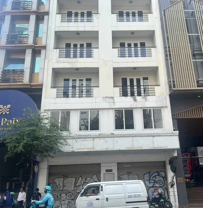 Tại số 61-63 Hai B&agrave; Trưng &ndash; Kh&aacute;ch sạn B&ocirc;ng Sen 2 (hay c&oacute; c&aacute;i t&ecirc;n kh&aacute;c l&agrave; B&ocirc;ng Sen Annex) theo ghi nhận hiện nay nơi n&agrave;y đ&atilde; đ&oacute;ng cửa. Theo người d&acirc;n tại khu vực n&agrave;y cho biết, kh&aacute;ch sạn n&agrave;y đ&atilde; đ&oacute;ng cửa trước khi dịch cho đến nay vẫn chưa thấy ai lui tới để sửa chữa v&agrave; hoạt động trở lại.