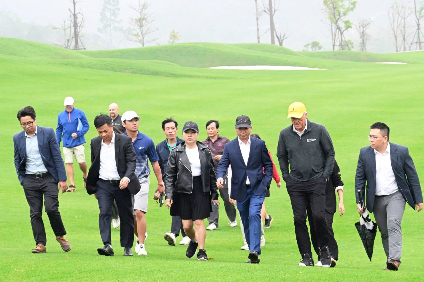 Huyền thoại “Cá mập trắng” Greg Norman khảo sát sân golf T&amp;T Văn Lang Empire chuẩn bị cho trải nghiệm 18 hố - Ảnh 1