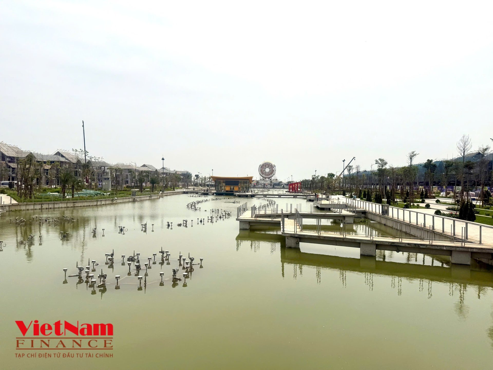 Gi&aacute; nh&agrave; liền kề diện t&iacute;ch 60m2 tại dự &aacute;n Sun Urban City đang được m&ocirc;i giới ch&agrave;o b&aacute;n từ 5 - 8 tỷ/căn t&ugrave;y v&agrave;o vị tr&iacute;. B&ecirc;n cạnh đ&oacute; gi&aacute; Shophouse diện t&iacute;ch 160m2 đang được ch&agrave;o b&aacute;n từ 26 tỷ/căn
