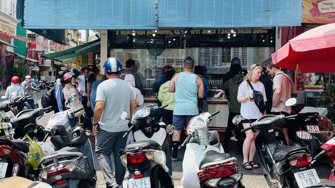 Người d&acirc;n xếp h&agrave;ng, chen ch&uacute;c nhau chờ mua v&agrave;ng, nhiều cửa h&agrave;ng chưa kịp chuẩn bị nguồn cung dẫn đến qu&aacute; tải.