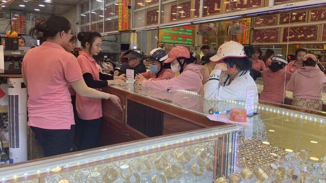 Gi&aacute; v&agrave;ng nhẫn vẫn đang treo đỉnh kỷ lục, vượt 75 triệu đồng/lượng. Đ&acirc;y l&agrave; mức gi&aacute; cao nhất trong lịch sử v&agrave;ng nhẫn 24K.