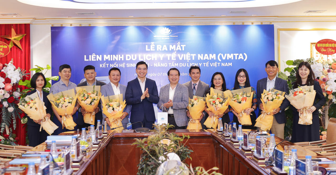 C&aacute;c đại biểu c&ugrave;ng thực hiện nghi thức k&yacute; kết v&agrave; ra mắt&nbsp;Li&ecirc;n minh Du lịch Y tế Việt Nam &ndash; VMTA