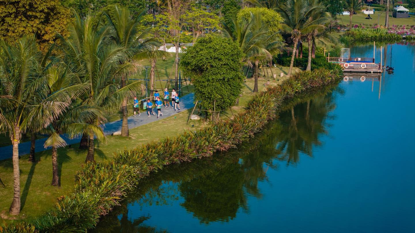 C&aacute;c VĐV chạy giữa miền xanh Eco Central Park