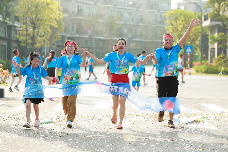 Cả gia đ&igrave;nh c&ugrave;ng nắm tay nhau về đ&iacute;ch