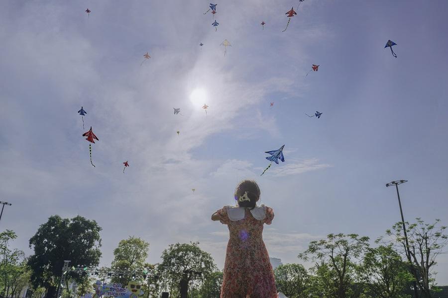H&agrave;ng trăm con diều bay l&ecirc;n mang theo niềm vui, ước mơ của trẻ