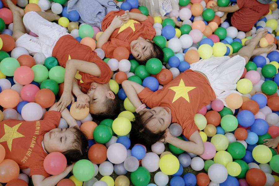 Trẻ nhỏ được vui đ&ugrave;a trong k&igrave; nghỉ lễ