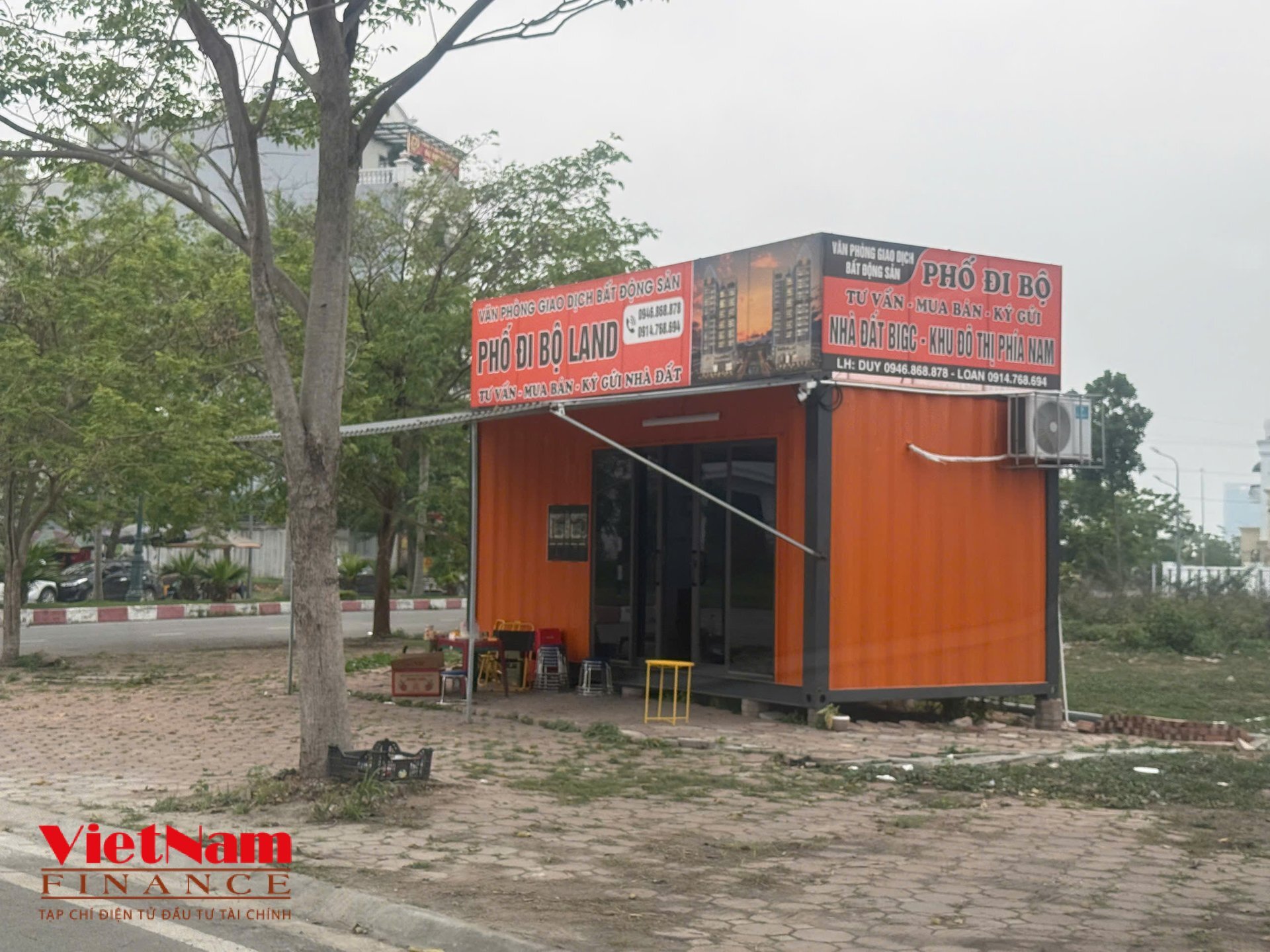 C&aacute;c "s&agrave;n" BĐS tạm bợ n&agrave;y sau tết rất đ&ocirc;ng người gh&eacute; qua hỏi th&ocirc;ng tin đất đai.