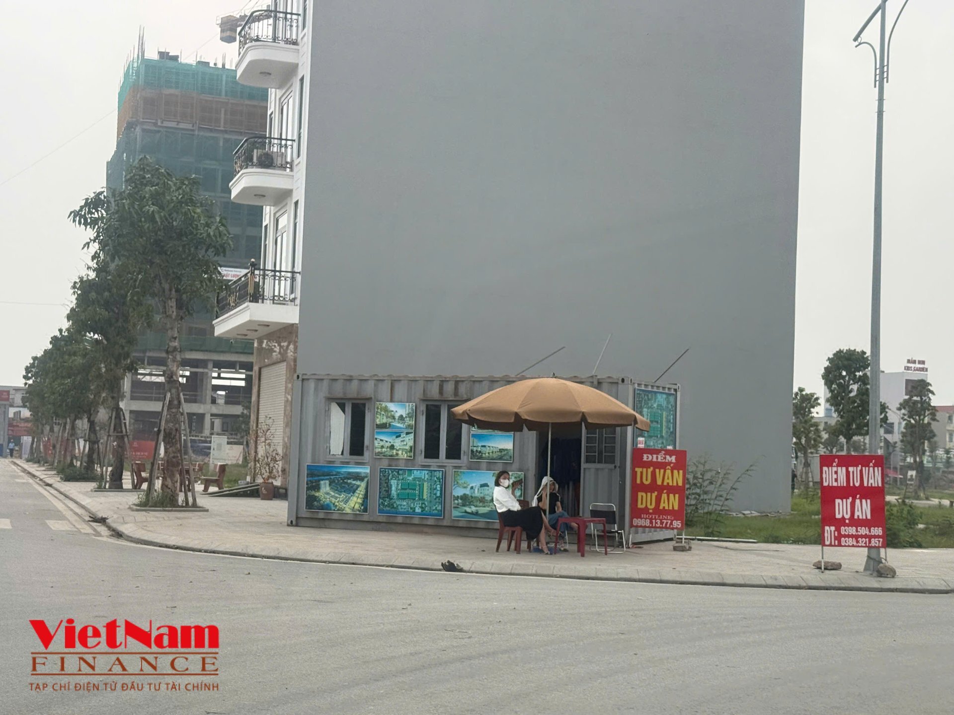 Nh&acirc;n vi&ecirc;n tư vấn b&aacute;n h&agrave;ng tại 1 dự &aacute;n BĐS ngồi "d&agrave;i cổ" chờ kh&aacute;ch&nbsp;