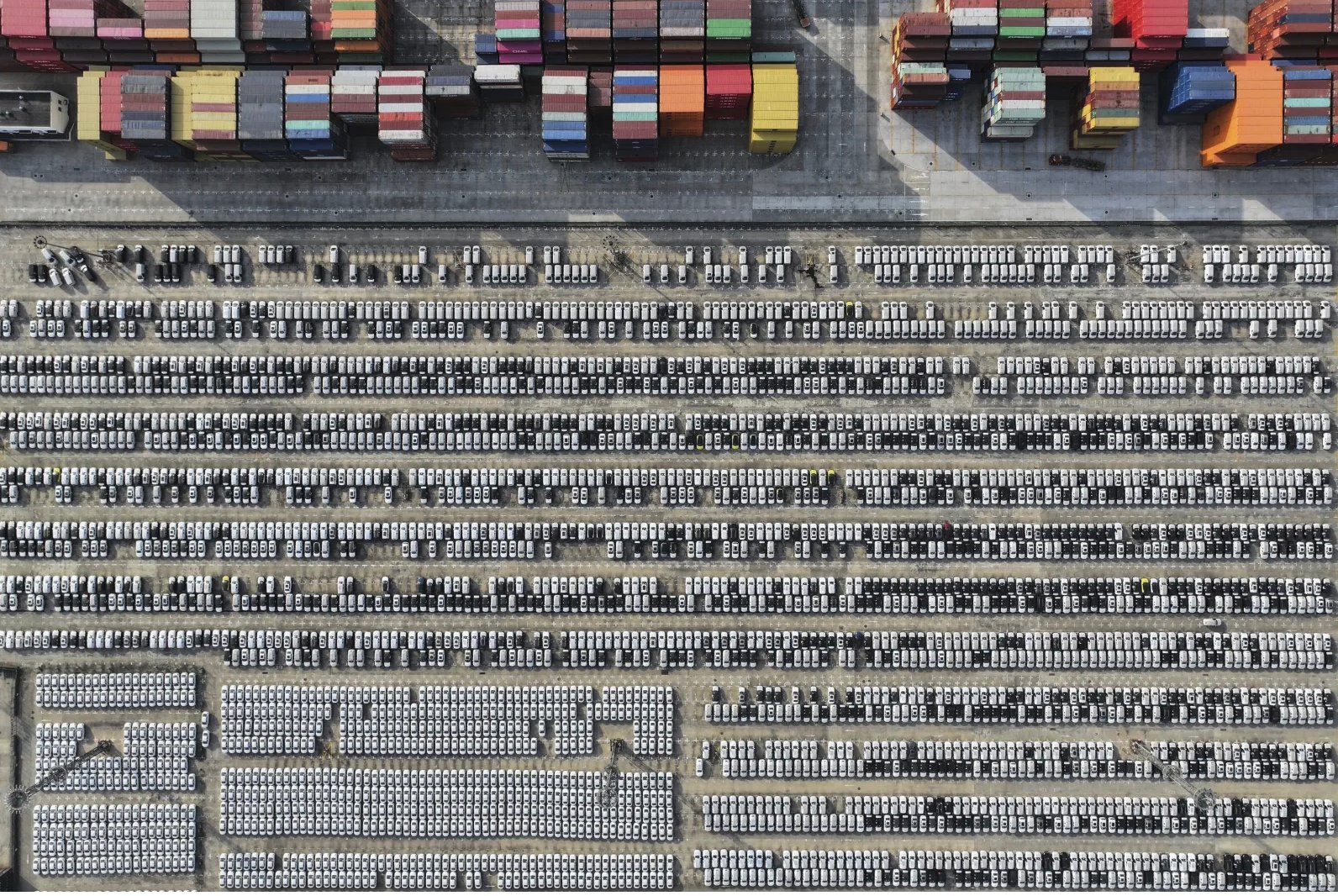 Những chiếc xe Volvo mới đang chờ được vận chuyển tại cảng Dương Tử, th&agrave;nh phố Nam Kinh, tỉnh Giang T&ocirc;, miền đ&ocirc;ng Trung Quốc.