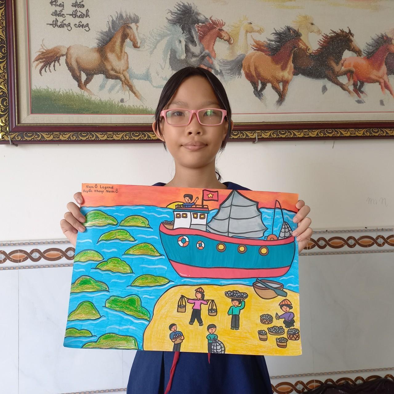 Th&iacute; sinh Quỳnh Như b&ecirc;n t&aacute;c phẩm &ldquo;Về với Nam &Ocirc;&rdquo; t&aacute;i hiện h&agrave;i h&ograve;a khung cảnh thi&ecirc;n nhi&ecirc;n h&ugrave;ng vĩ v&agrave; cuộc sống nhộn nhịp tại khu chợ l&agrave;ng ch&agrave;i. Sau chuyến ra khơi d&agrave;i ng&agrave;y, t&agrave;u c&aacute; trở về kh&ocirc;ng chỉ mang theo hải sản tươi ngon m&agrave; c&ograve;n chất chứa cả niềm vui của ngư d&acirc;n khi được gặp lại những người th&acirc;n y&ecirc;u.