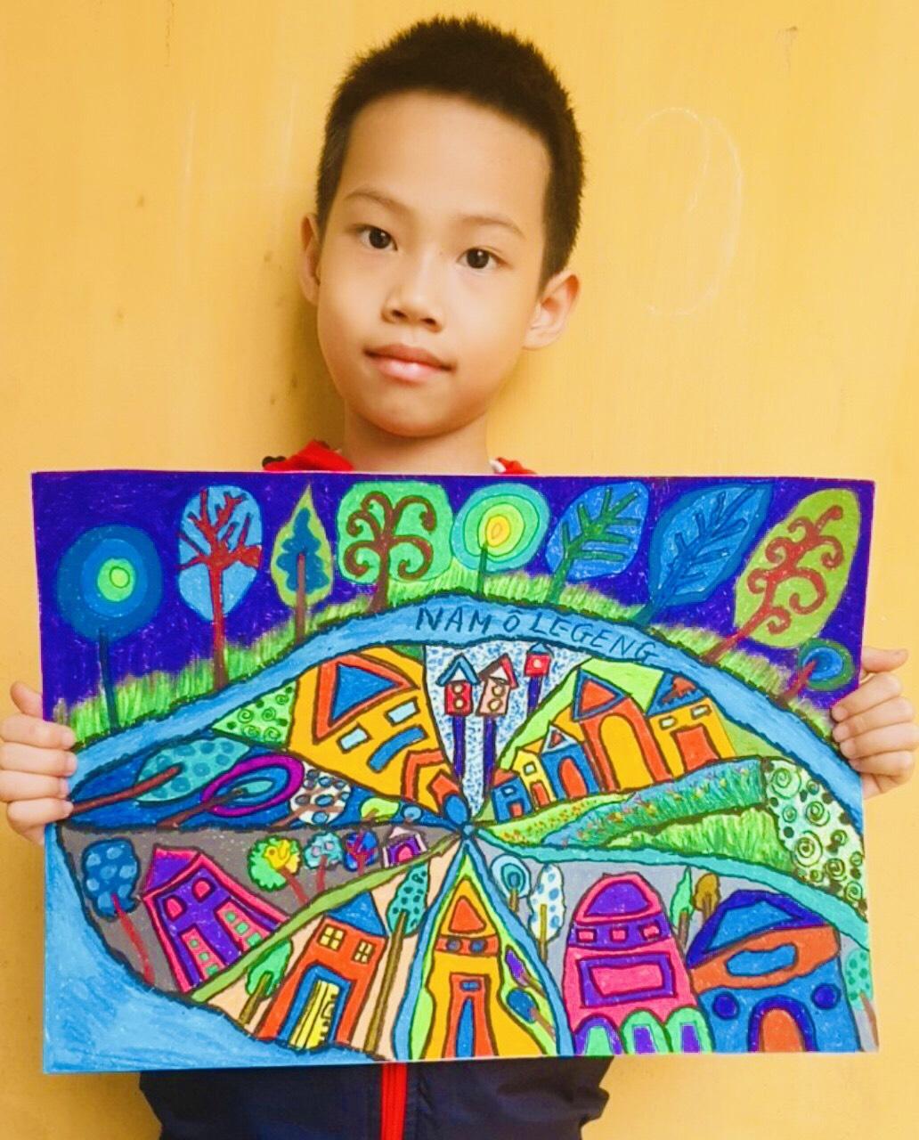 Th&iacute; sinh Nguyễn Đức Trọng Ph&uacute; (lớp 1A1, Tiểu học L&ecirc; Hồng Sơn, Nam Định) với t&aacute;c phẩm "V&ugrave;ng đất h&igrave;nh l&aacute; sen" vẽ về ng&ocirc;i l&agrave;ng Nam &Ocirc;.