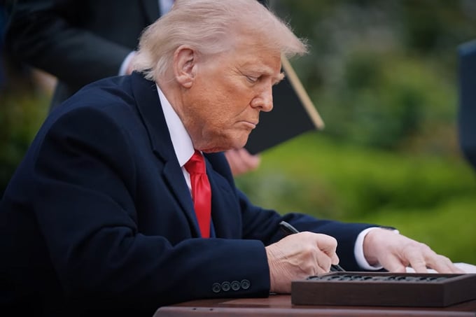 Tổng thống Mỹ Donald Trump thực hiện ch&iacute;nh s&aacute;ch thuế đối ứng.