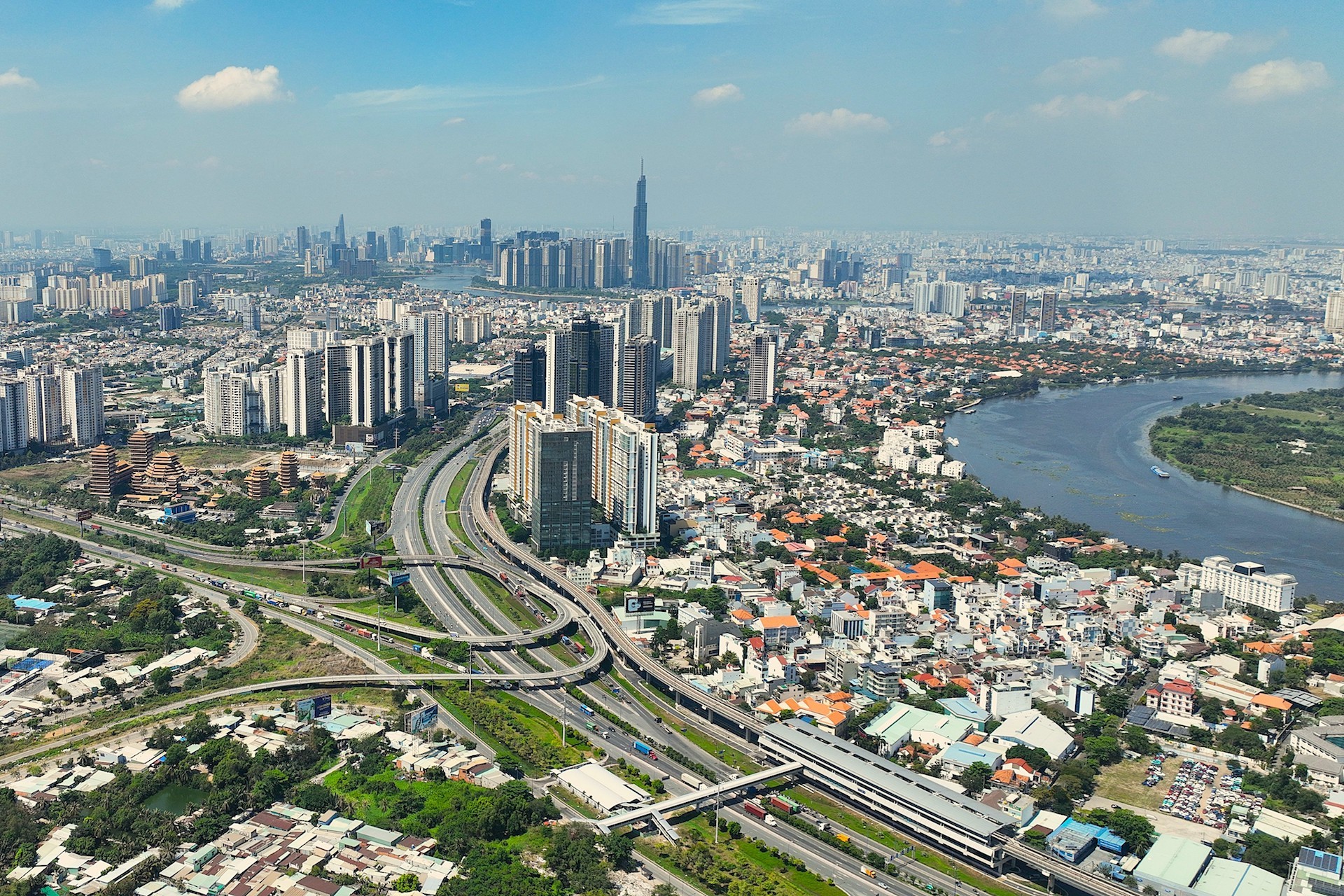 Tuyến metro số 1 tạo c&uacute; h&iacute;ch mở ra những trung t&acirc;m kinh tế mới tại TP.HCM.