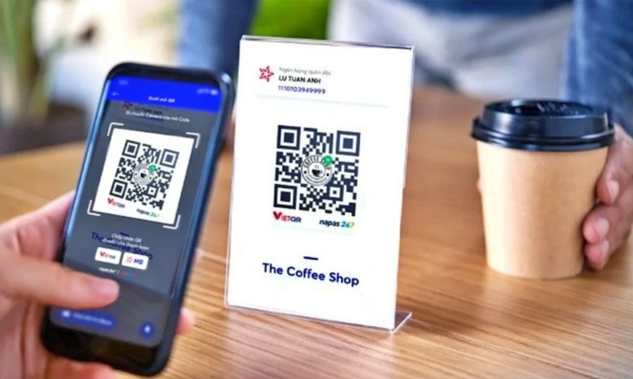 Hộ kinh doanh kh&ocirc;ng bắt buộc phải lập t&agrave;i khoản mang đ&uacute;ng t&ecirc;n của Hộ kinh doanh nhưng phải th&ocirc;ng b&aacute;o tất cả mọi t&agrave;i khoản li&ecirc;n quan đến sản xuất, kinh doanh cho cơ quan thuế trước 20/4.&nbsp;