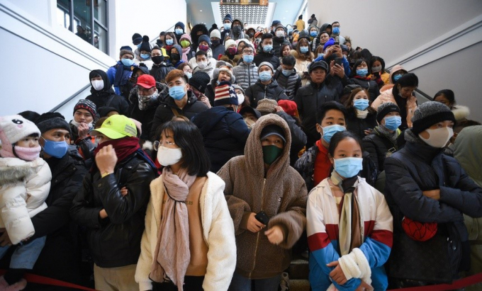 H&igrave;nh ảnh du kh&aacute;ch đổ về Sa Pa trong dịp Tết Dương lịch. Ảnh: Thạch Thảo.