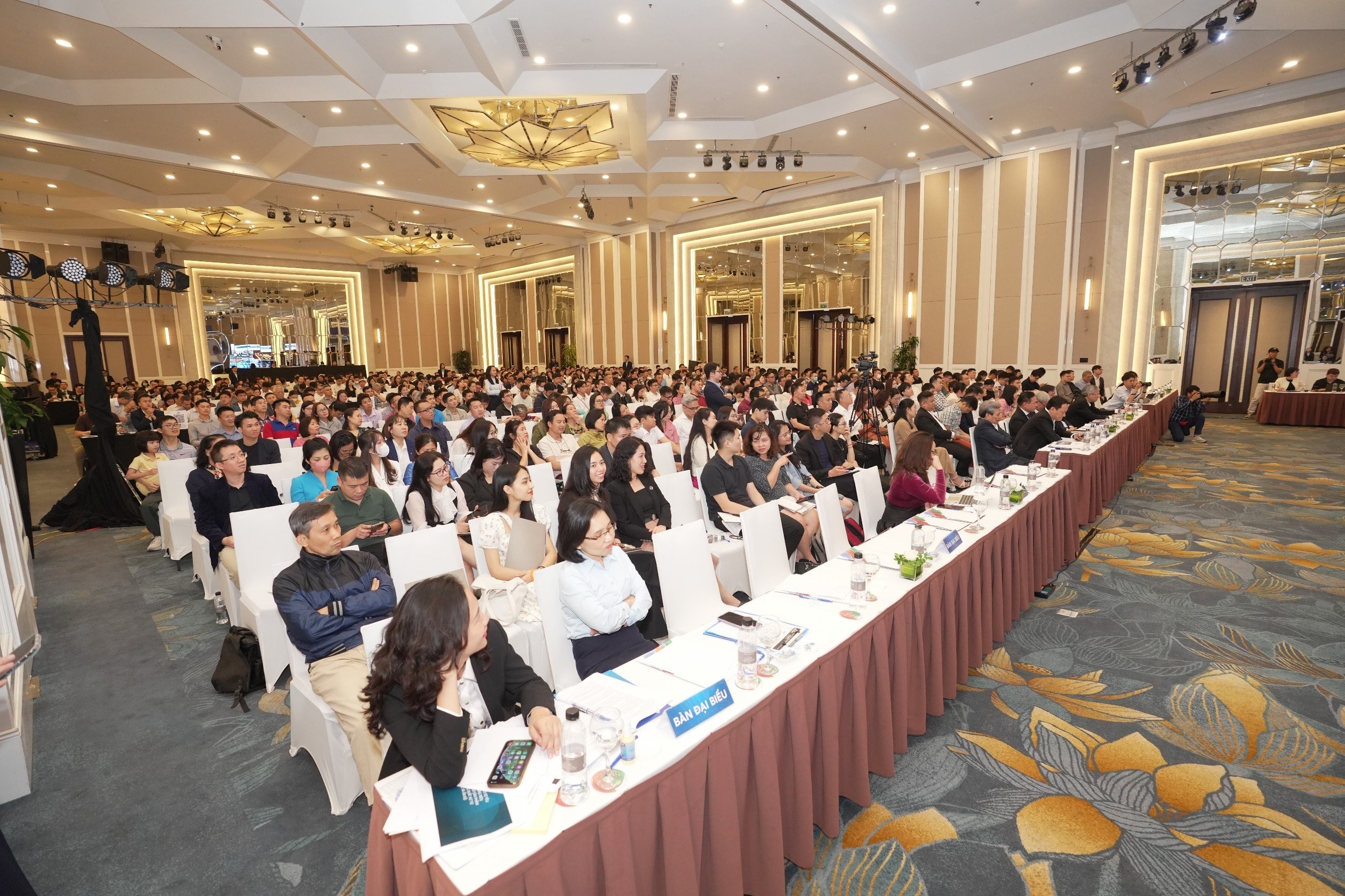 Đại hội c&oacute; sự tham gia của 700 cổ đ&ocirc;ng &nbsp;