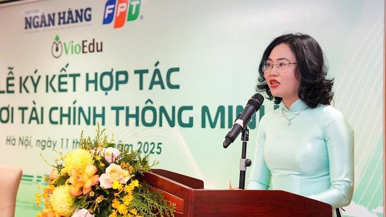 B&agrave; L&ecirc; Thị Th&uacute;y Sen, Tổng Bi&ecirc;n tập Thời b&aacute;o Ng&acirc;n h&agrave;ng ph&aacute;t biểu tại Lễ k&yacute; kết.