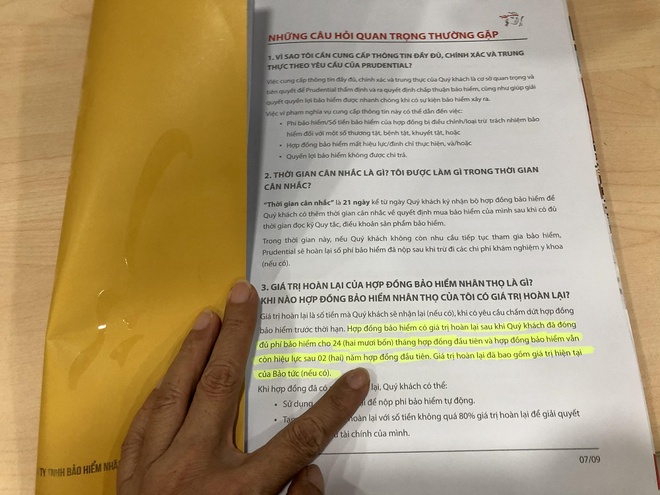 Nh&acirc;n vi&ecirc;n chỉ t&ocirc; đậm thời gian sau 24 th&aacute;ng đầu ti&ecirc;n chị Nhi sẽ được tất to&aacute;n hợp đồng &nbsp;