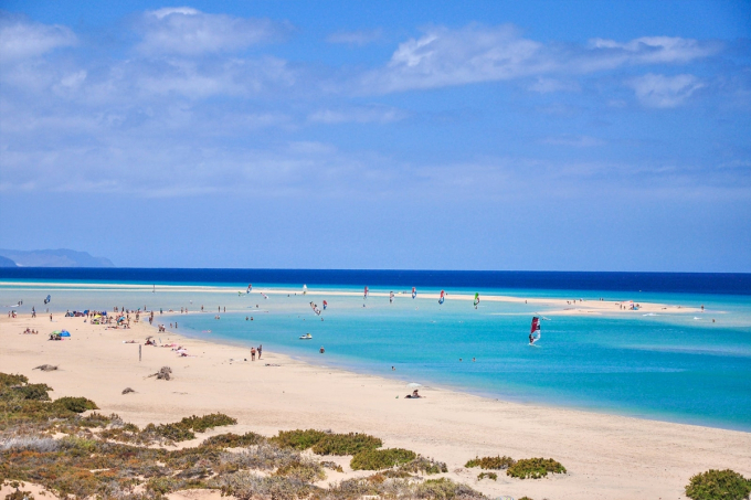 B&atilde;i biển Sotavento th&iacute;ch hợp với c&aacute;c hoạt động lướt s&oacute;ng, lướt v&aacute;n diều. Ảnh: Hotels.