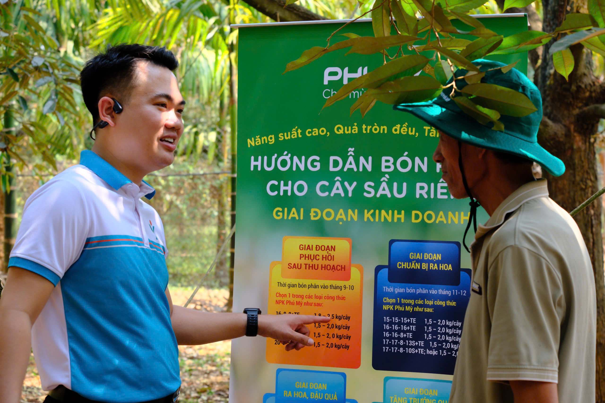 Chuy&ecirc;n gia n&ocirc;ng nghiệp Ph&uacute; Mỹ hướng dẫn người n&ocirc;ng d&acirc;n b&oacute;n ph&acirc;n đ&uacute;ng, đủ tr&ecirc;n c&acirc;y sầu ri&ecirc;ng.