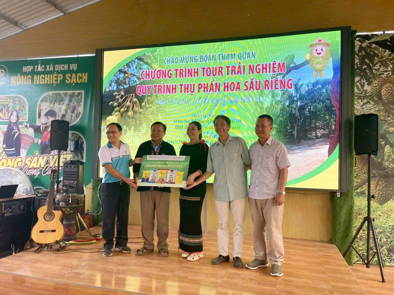 Ph&uacute; Mỹ trao tặng ph&acirc;n b&oacute;n cho Hợp t&aacute;c x&atilde; để triển khai vườn m&ocirc; h&igrave;nh.