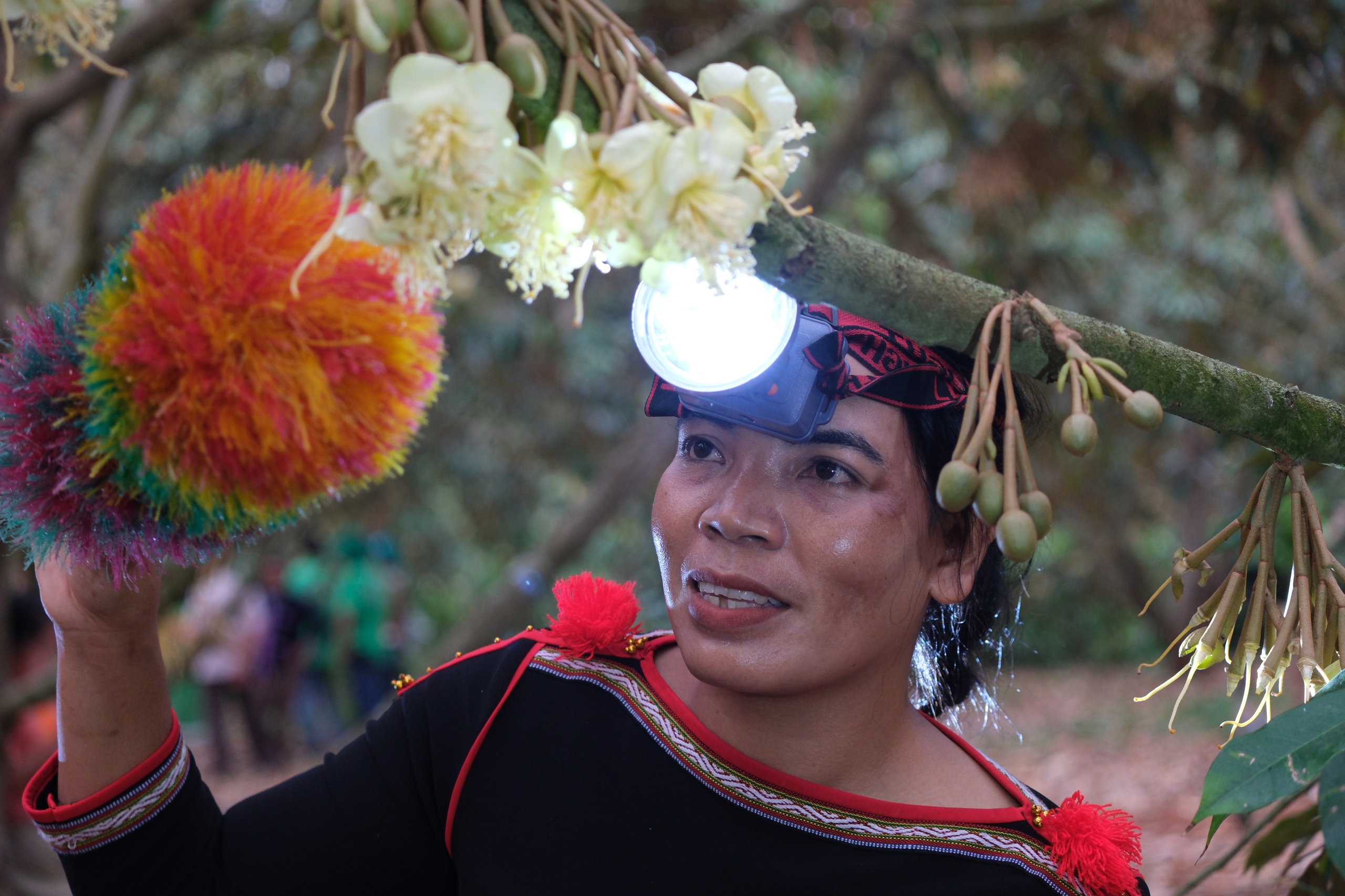 Trải nghiệm thực hiện quy tr&igrave;nh &ldquo;Thụ phấn hoa sầu ri&ecirc;ng&rdquo;.