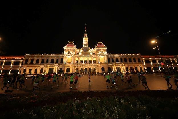 VPBank VnExpress Marathon Ho Chi Minh City Midnight với cung đường đi qua nhiều di sản của th&agrave;nh phố